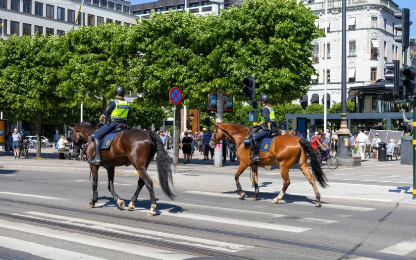 Avspärrat torg i skymning inför politiskt möte under valrörelsen