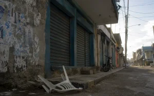 Tom gata med stängda butiker i Port-au-Prince inför Haitis planerade val